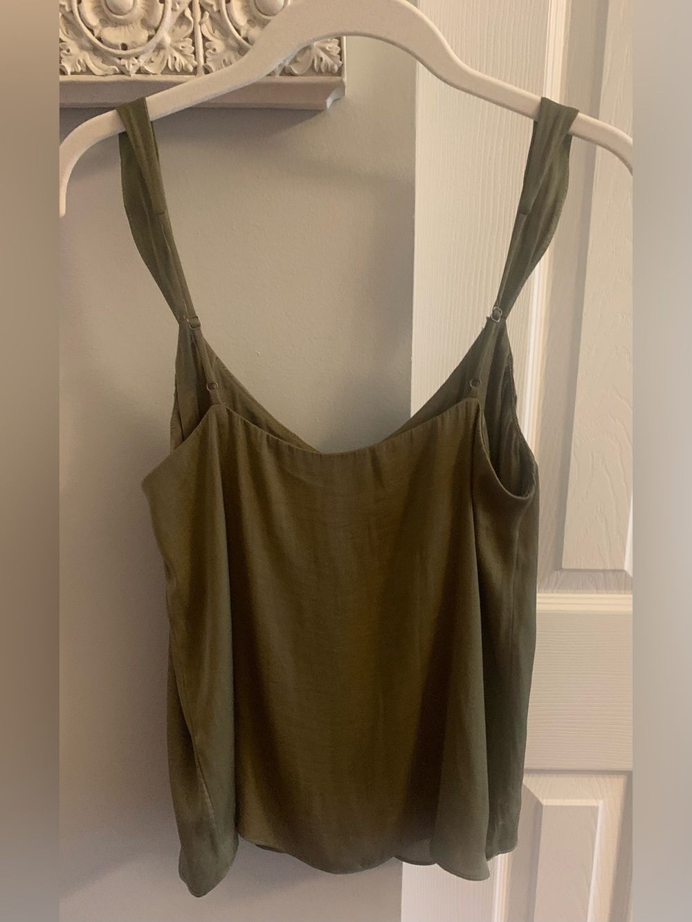 Evereve Kyle V-Neck Cami Olivecapers NWT - XS - Picture 4 of 9